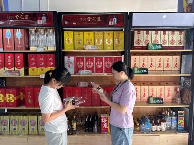 樂至縣市場(chǎng)監(jiān)管局“三舉措” 開展節(jié)前白酒知識(shí)產(chǎn)權(quán)保護(hù)專項(xiàng)整治